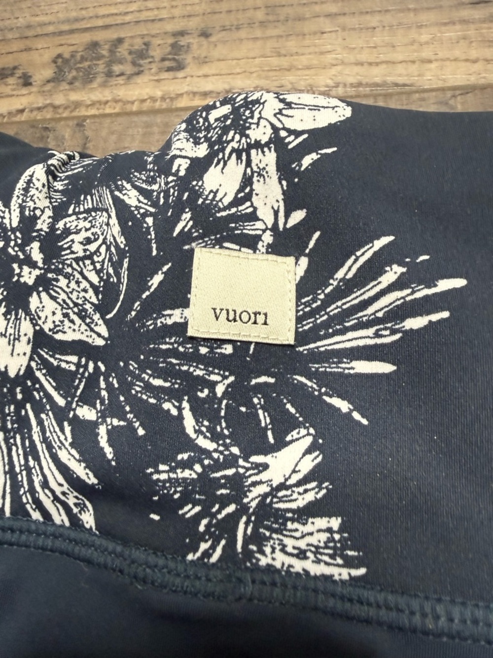 Vuori Navy Leggings with White Floral Print Women's Size Large Athletic - Picture 6 of 10